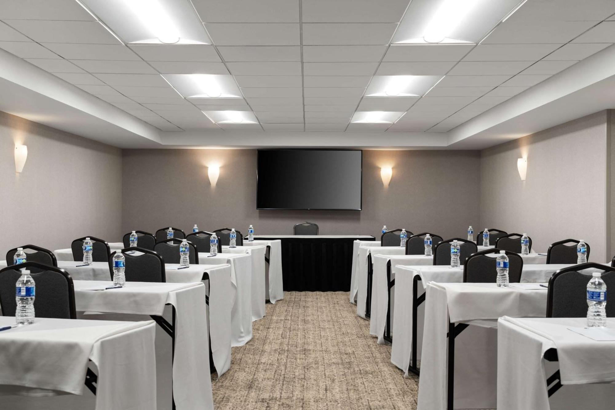 Hotel Doubletree By Hilton Pittsburgh Airport Moon Township Exteriér fotografie
