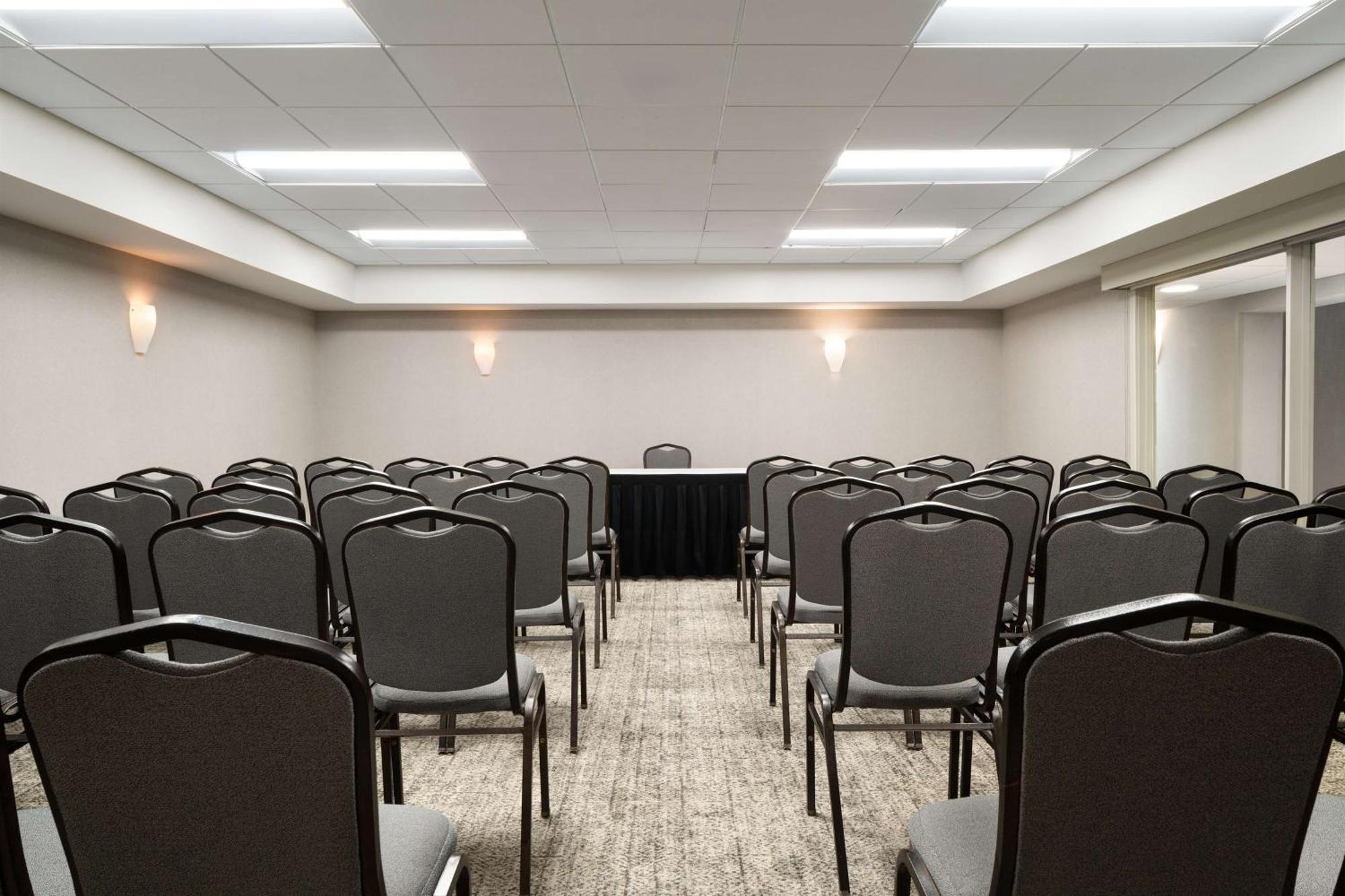 Hotel Doubletree By Hilton Pittsburgh Airport Moon Township Exteriér fotografie